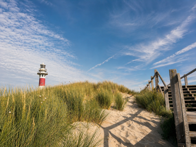 Vuurtoren van Nieuwpoort tussen de duinen bij natuurreservaat De IJzermonding
