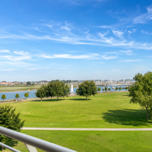 Uitzicht op park en havengeul vanuit het terras van de studio in Nieuwpoort